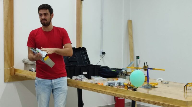 O coordenador das aulas que serão ofertadas no contraturno escolar é professor Renan Hoff que recebeu treinamento durante seis meses da Modelix Robotics para ministrar as aulas