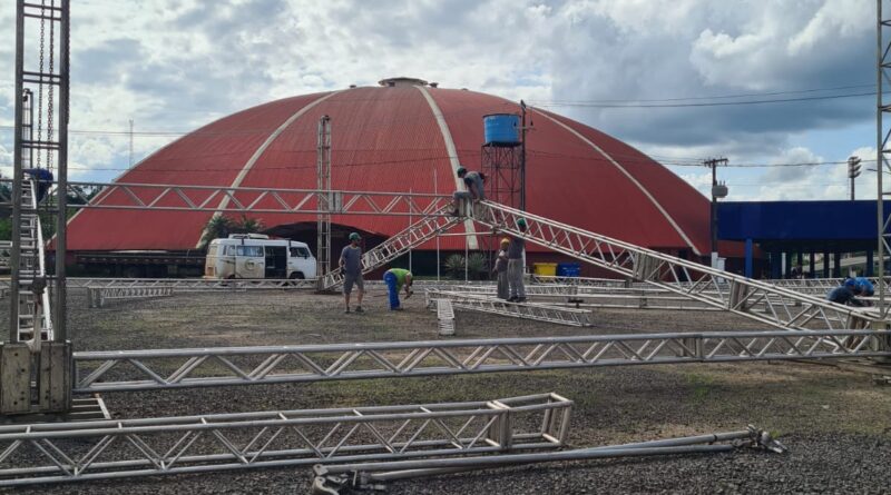 Estrutura externa da feira já está sendo montada