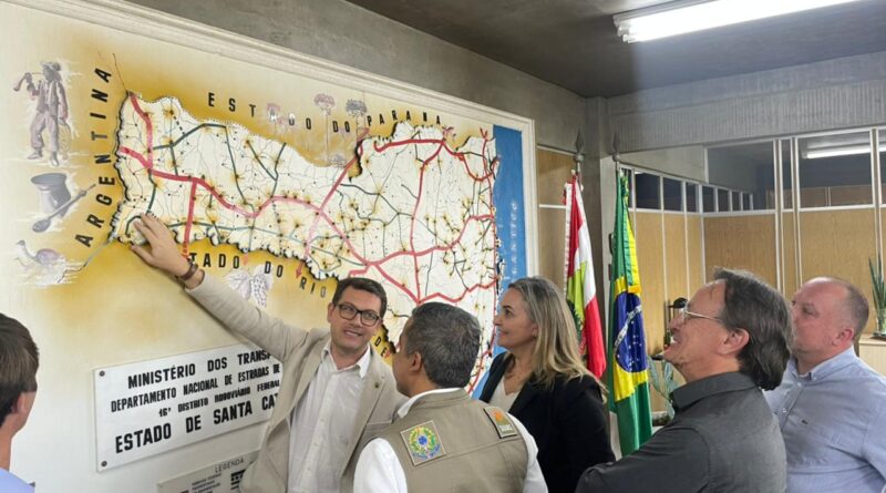 Acompanharam o prefeito no DNIT a vice-governadora e deputada federal eleita Daniela Reinher, o superintendente regional Alysson Rodrigo de Andrade